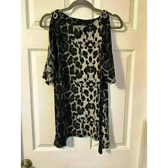 Eve & Maddie Blouse M Shortsleeve Black Gray Leopard Cold Shoulder - Picture 1 of 5